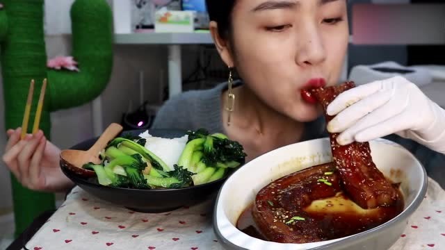 美女大胃王拿着大块红烧肉啃,秀色可餐,看得我流口水