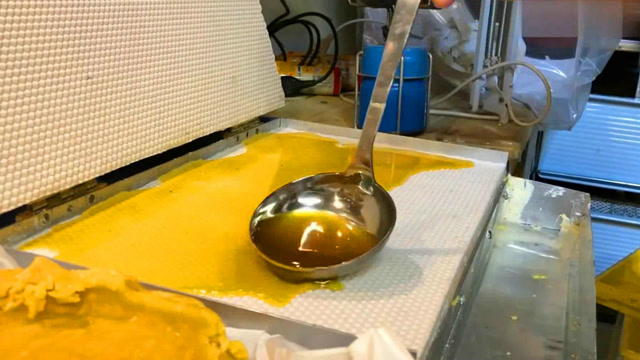 人工蜂蜡的制作过程,你知道倒进模具里的液体是什么?
