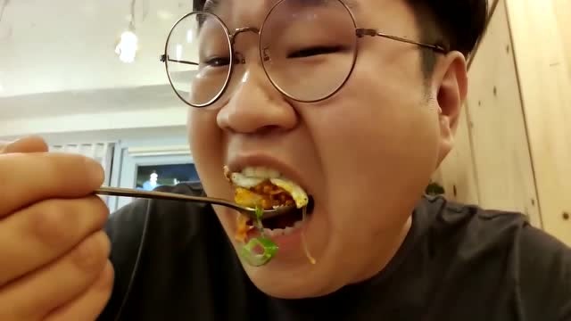 韩国大胃王小胖,吃海鲜汤和蛋炒饭,看他吃饭很过瘾