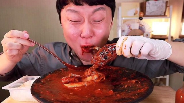 吃播大胃王:小哥都快被辣的不行了,每次吃辣的表情都很逗!