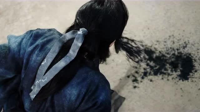 女哭声:驱魔人吐黑血伤势惨重,盯着美女又是什么意思!