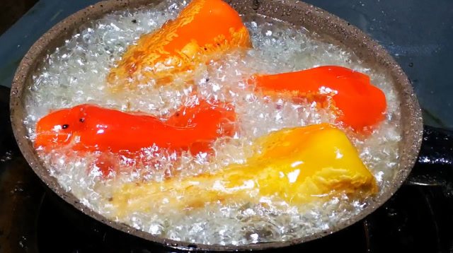 鲜辣椒扔进滚烫的油锅里,会做成什么美食?