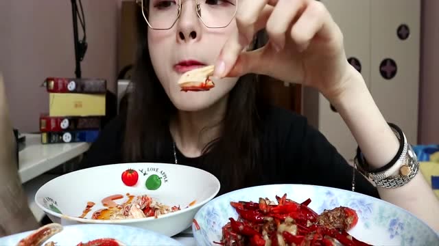 吃播哎哟阿尤:小姐姐吃麻辣小龙虾 麻辣牛肉丝,这顿饭真丰盛!