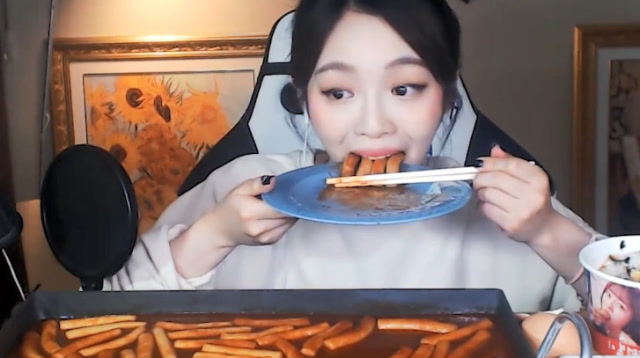 炸鸡少女韩国吃播小姐姐吃满满一整盘的年糕,吃的好满足