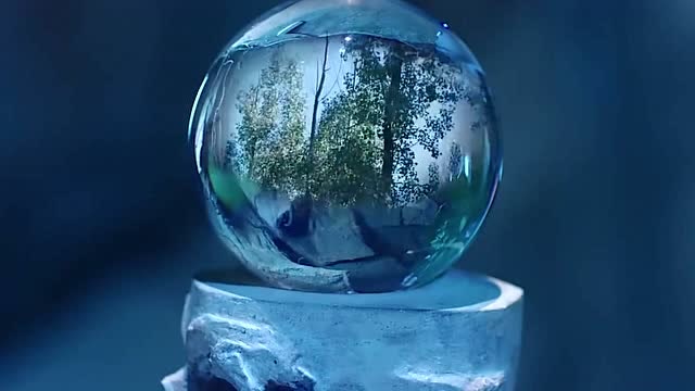 白浅与夜华合力困住混沌珠,不料混沌珠越变越大,夜华受伤了