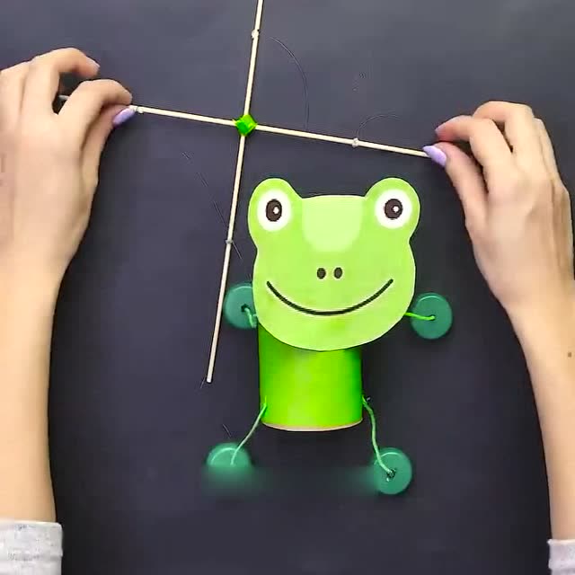 一个卫生纸筒居然能做出一只可以跑的小青蛙,孩子看到爱不释手