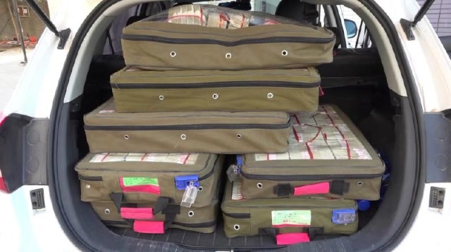 24万现金在手,塞一后备箱,郑州小哥愁得睡不着:想存银行都不收