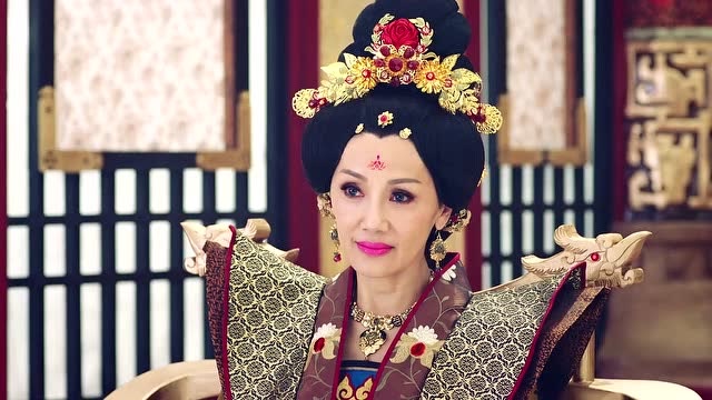 换谁都会不开心啊,皇后的贴身侍女,竟然帮外人讲话