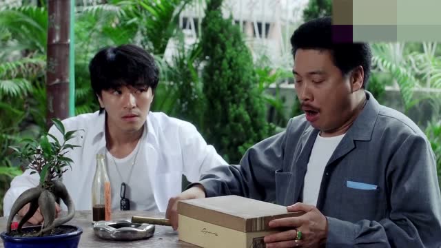 达叔抽烟境界太高,用根空竹棍竟也能抽出烟来,周星星都看懵了!