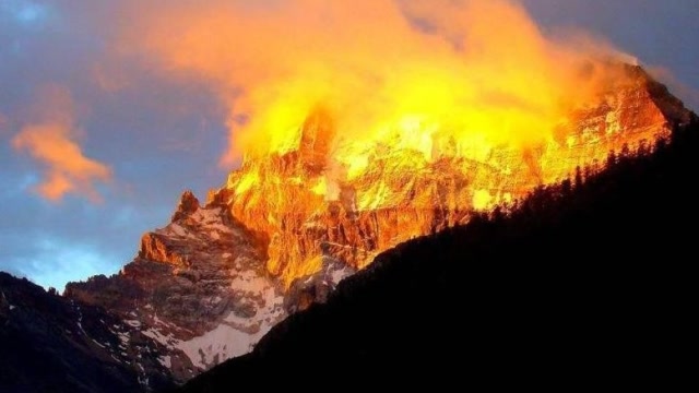 世界奇观!真实存在的"火焰山",燃烧千年,长明不灭!