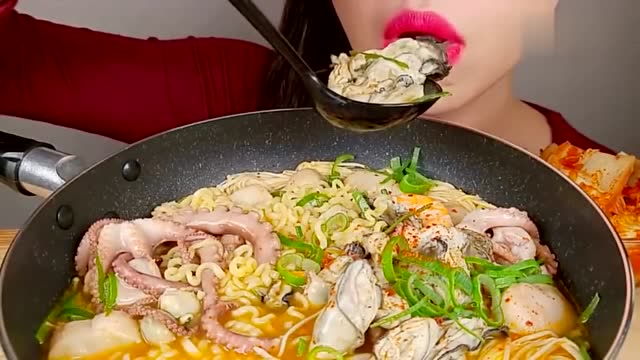 吃播:美女吃海鲜锅,里面东西好丰富啊