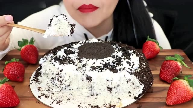 美女吃奥利奥奶油蛋糕,新鲜草莓,美味可口