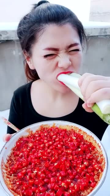 努力吃辣椒的美女,其实很辛苦