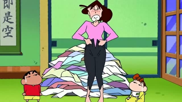 蜡笔小新:美伢舍不得扔掉的旧裤子,费了好大的力气也不能穿进去