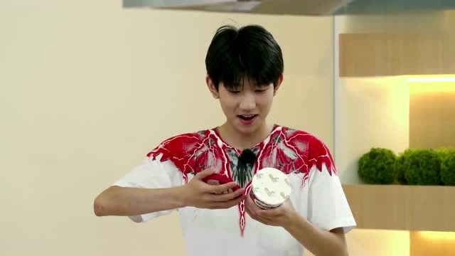 王源景甜"蹭吃姐弟"尴尬被抓,拿着筷子吃冰淇淋,好逗!