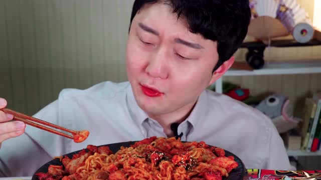 吃播大胃王:prumir小哥吃火鸡面,别人家的火鸡面这么大份,好羡慕