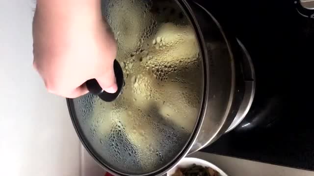 丈母娘做的小蛋糕,掀开锅盖的一瞬间,好神奇!