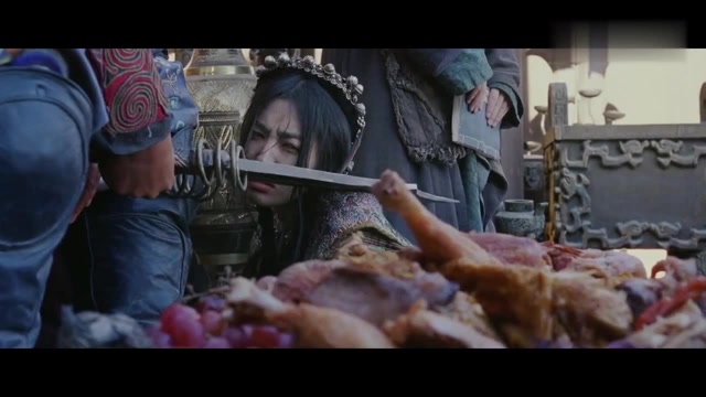 烽火连城将剑架在绿珠跟前,绿珠也毫不畏惧