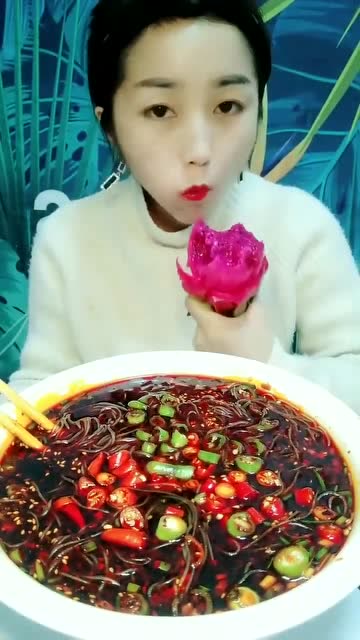 美女直播吃火龙果这咀嚼声听着真舒服吃的太馋人了