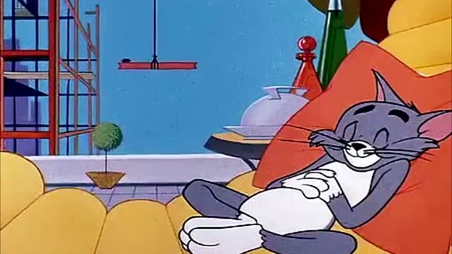 猫和老鼠,棚顶上的老鼠,躺在沙发上的猫咪