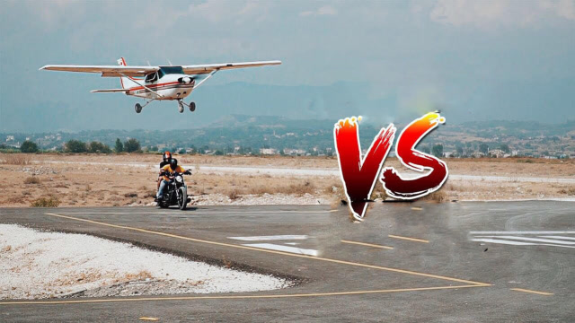 老外骑摩托车和飞机赛跑能跑赢吗?飞机:要不我先让你一对翅膀!