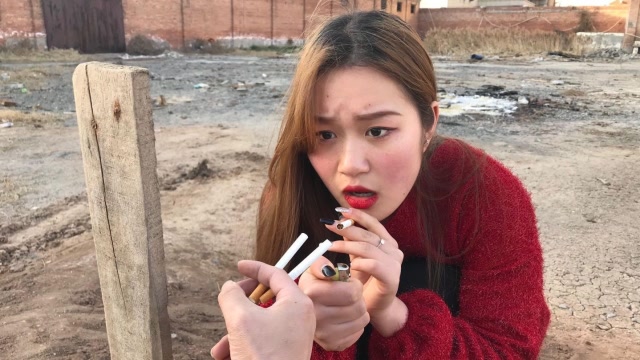 丈夫肺癌去世后,托梦说想吸烟,妻子坟前烧完三根烟后,怪事发生