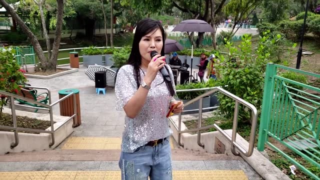 街头艺人小红翻唱一首粤语老歌《我个心始终仍属你》好听极了