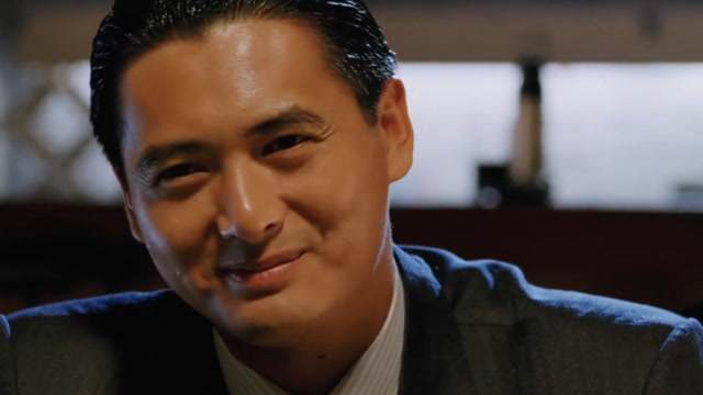 看牌面看不准,要看底牌才知道,赌神的牌亮出来让对手大吃一惊