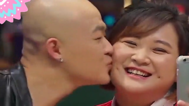 包贝尔一口亲向贾玲,被包文婧发现后,她的反应实在是太酸了!