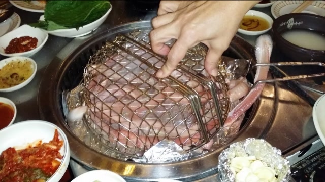 韩国人吃海鲜真残忍,将盲鳗放在火中烤,盲鳗还在动!