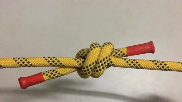 一个单渔人结,粗绳用于连接,细绳可以作手链结的结尾