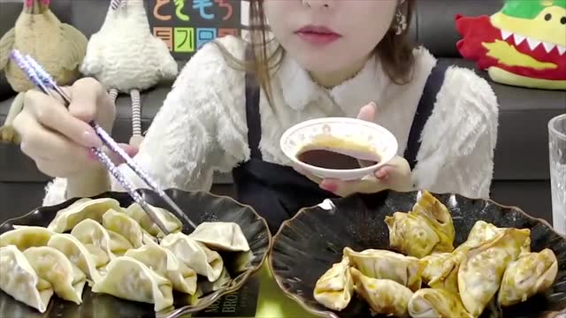 大胃王:漂亮小姐姐吃饺子,看着她吃东西