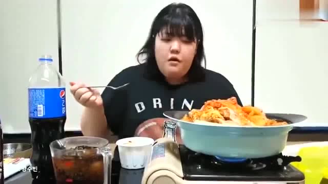 韩国胖妹吃泡菜排骨火锅,大口大口的超过瘾