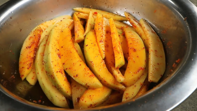 腌芒果把还没有熟透的芒果切好加入调料后腌制