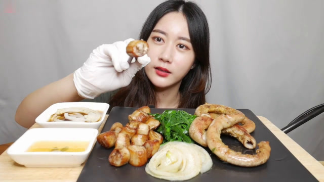 大胃王美食吃播,韩国漂亮小姐姐吃肥肥的大肠