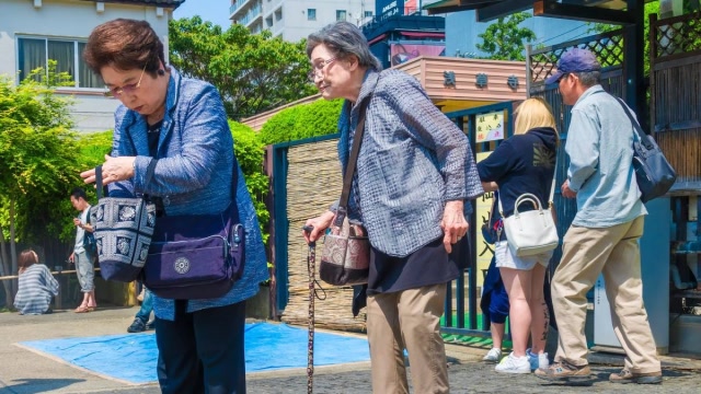 看完日本老年人的生活,再对比我国老年人,网友:差距一目了然!