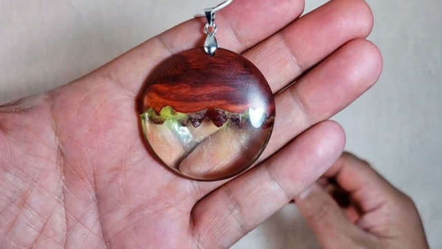 滴胶与木头相结合,制作个吊坠送给心爱的ta