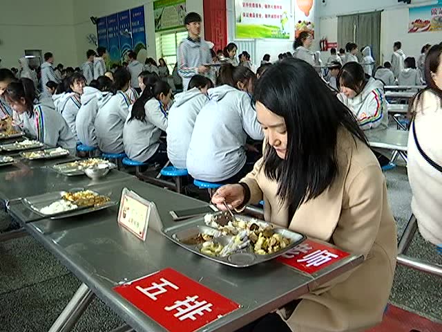 规范九中学校食堂管理落实用餐配餐制度