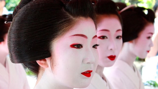 日本女人化妆方式真独特,白漆直接往脸上刷,白到都让人害怕