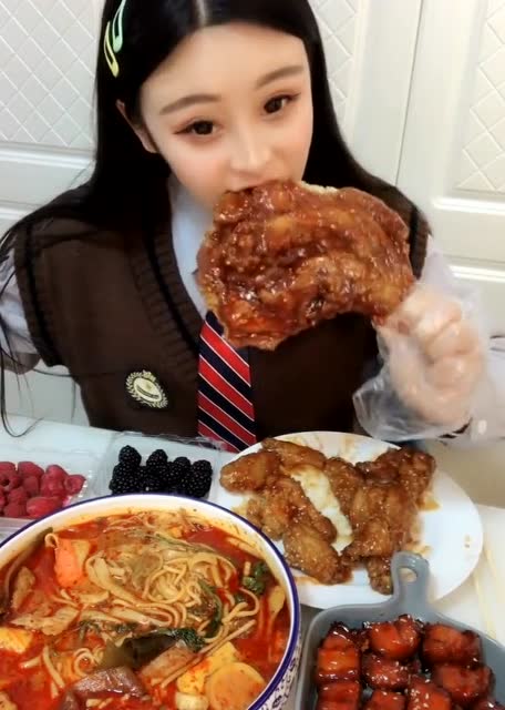 美女直播吃鸡腿,大口咬下去时网友评价:真是太香了!
