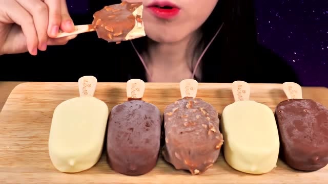 美女姐姐吃巧克力脆皮冰淇淋,一次吃这么多不怕拉肚子吗?