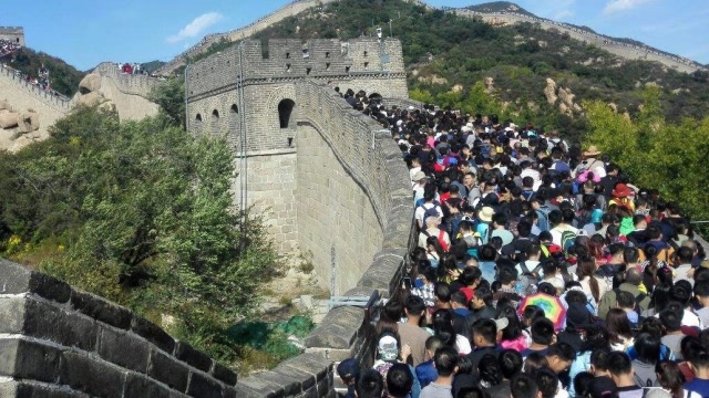 震撼实拍!五一八达岭长城又遇人山人海,为何人这么多?