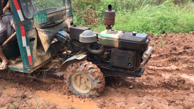 广西山王拖拉机装东西,看看他的技术,在山地它就是越野车的王