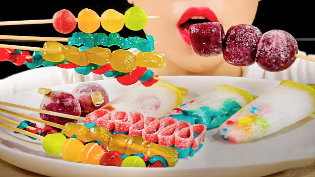 美女吃流行糖果,解锁各种新吃法,你尝试过吗?