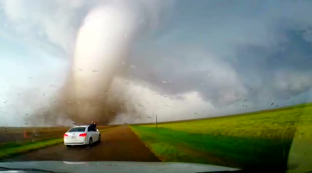 终于拍到巨型龙卷风消失全过程场面极度罕见无法形容的震撼