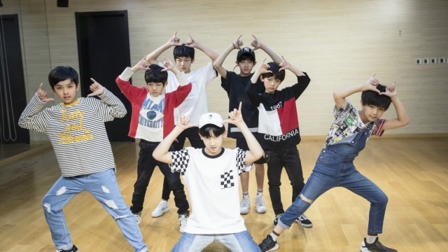 yhboys国家手语舞蹈满满的爱国之情