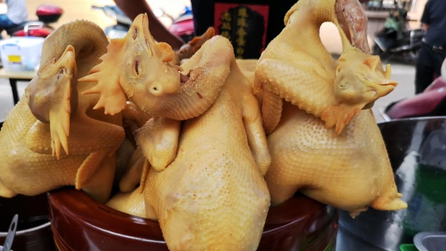 帅小伙开店卖老坛脆皮鸡,每天营业2小时,日销售额超过2千元