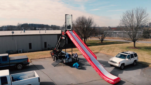 老外发明充气逃生滑梯,承重453斤,遇到灾难6秒弹出!