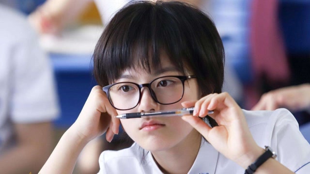 《少年派》林妙妙戴眼镜像假小子?换上蕾丝裙后,美到不敢认