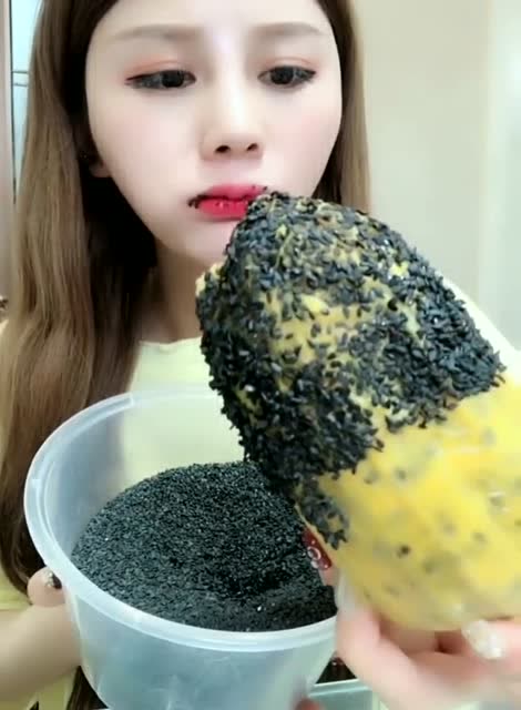 吃冰达人,超大百香果冰配上黑芝麻,美味